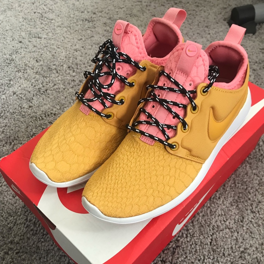 New with box Nike roshe pink and gold size 6!